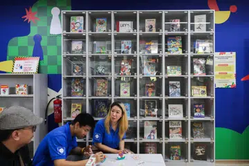 Perpustakaan Komik dan Permainan di Punggol Coast Mall ini akan dibuka selama setahun dan merupakan kemudahan layan diri sepenuhnya, yang dilancarkan bersama Lembaga Perpustakaan Negara (NLB), JTC Corporation, dan syarikat mainan berpapan tempatan, Origame.