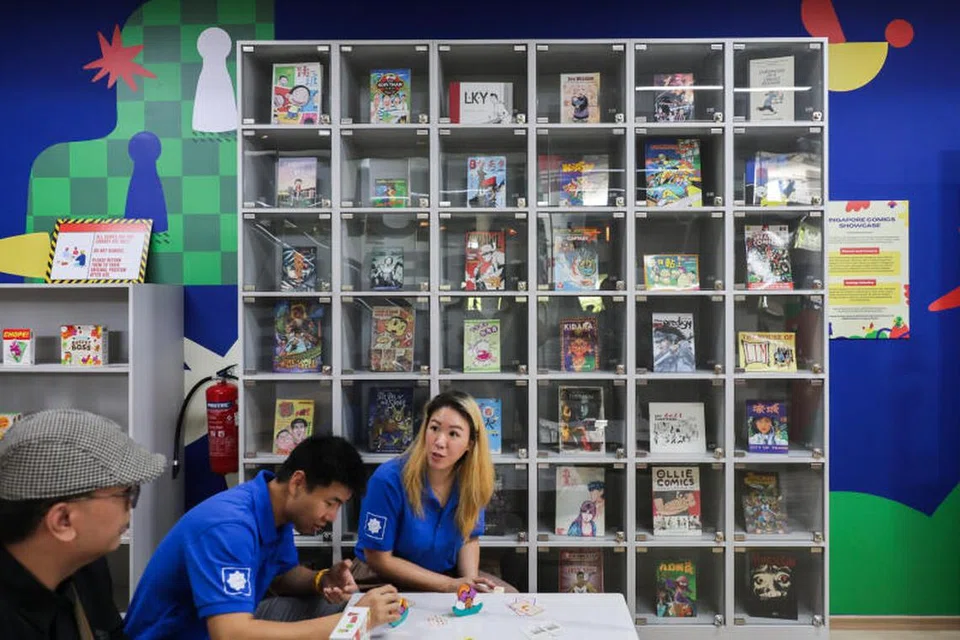 Perpustakaan Komik dan Permainan di Punggol Coast Mall ini akan dibuka selama setahun dan merupakan kemudahan layan diri sepenuhnya, yang dilancarkan bersama Lembaga Perpustakaan Negara (NLB), JTC Corporation, dan syarikat mainan berpapan tempatan, Origame.
