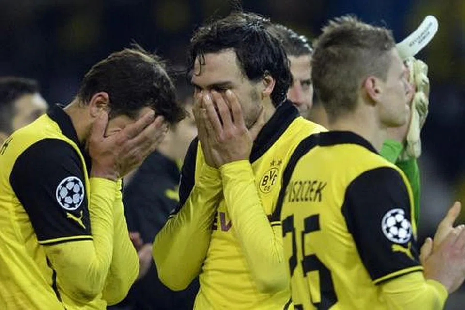 KECEWA SELEPAS MENCUBA: Pemain-pemain Borussia Dortmund menutup muka kesedihan selepas tersingkir daripada pertandingan Liga Juara-Juara walaupun menang 2-0 ke atas Real Madrid di Dortmund. Real mara dengan agregat 3-2. - Foto AFP