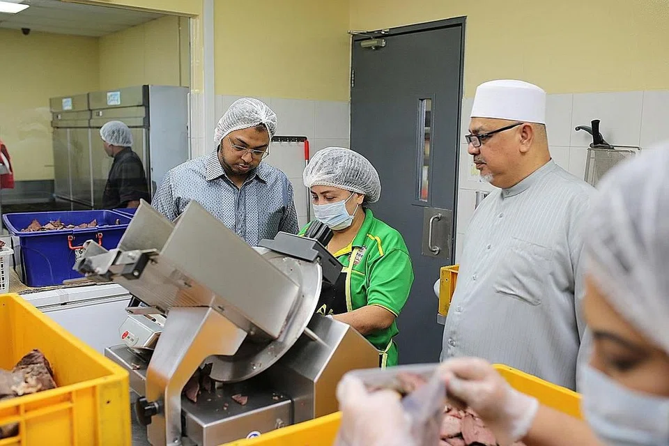 MANFAAT TEKNOLOGI: Syarikat seperti Pondok Abang yang dimiliki Encik Mohd Hasan Abdul Rahman (paling kiri) dan bapanya, Encik Abdul Rahman Yad Ali, telah melaburkan dalam teknologi seperti mesin memotong paru bagi meningkatkan daya penghasilan. - Foto fail