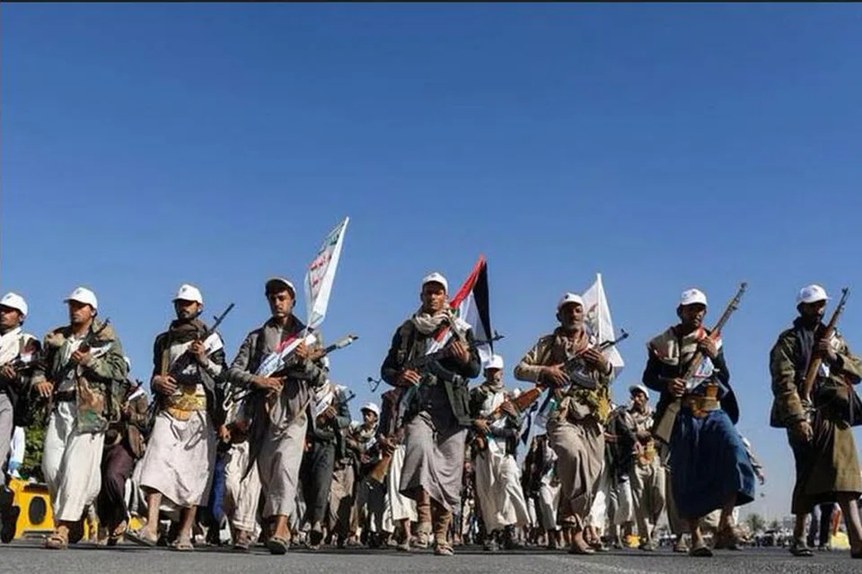 REKRUT BARU: Anggota yang baru direkrut menyertai tentera Houthi berarak di Sanaa, Yaman, pada 2 Disember. Kemasukan mereka sebagai askar bertujuan untuk berperang dengan Israel sebagai menyokong Palestin.  