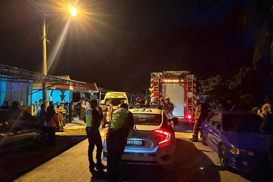 Bomba menerima panggilan berhubung insiden wanita terperangkap dalam rumah yang berkunci pada 8.46 malam Sabtu.