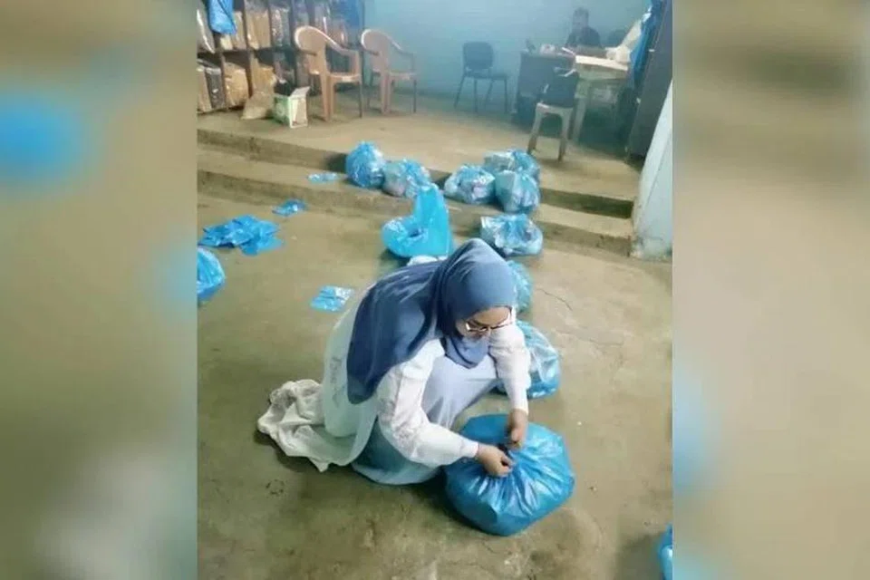 HULUR BANTUAN: Cik Nurul Ain Haron berkongsi gambar kenangan ketika beliau menyiapkan sumbangan bantuan untuk penduduk Palestin. Barangan keperluan dibeli di stor pemborong di Khan Younis, Jaluran Gaza, musnah dibedil Israel pada 6 Disember lalu. 