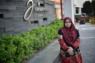 BERI BANTUAN KECEMASAN: Cik Adelina Akil memanfaatkan kemahiran bantuan kecemasan yang dipelajarinya untuk membantu seorang wanita yang rebah di luar pusat membeli-belah Jurong Point dua tahun lalu. - Foto BH oleh ARIFFIN JAMAR
