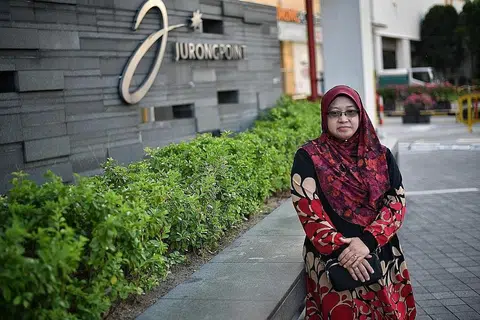 BERI BANTUAN KECEMASAN: Cik Adelina Akil memanfaatkan kemahiran bantuan kecemasan yang dipelajarinya untuk membantu seorang wanita yang rebah di luar pusat membeli-belah Jurong Point dua tahun lalu. - Foto BH oleh ARIFFIN JAMAR
