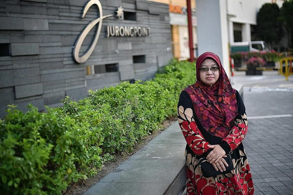 BERI BANTUAN KECEMASAN: Cik Adelina Akil memanfaatkan kemahiran bantuan kecemasan yang dipelajarinya untuk membantu seorang wanita yang rebah di luar pusat membeli-belah Jurong Point dua tahun lalu. - Foto BH oleh ARIFFIN JAMAR