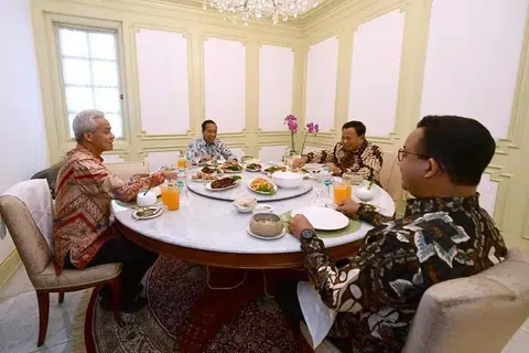 BERSAMA CALON PRESIDEN INDONESIA: Presiden Indonesia, Encik Joko Widodo (dua dari kiri) menjadi tuan rumah dalam sesi makan tengah hari bersama calon Presiden Indonesia (dari kiri), Encik Ganjar Pranowo, Encik Prabowo Subianto dan Encik Anies Baswedan pada Oktober lalu.
