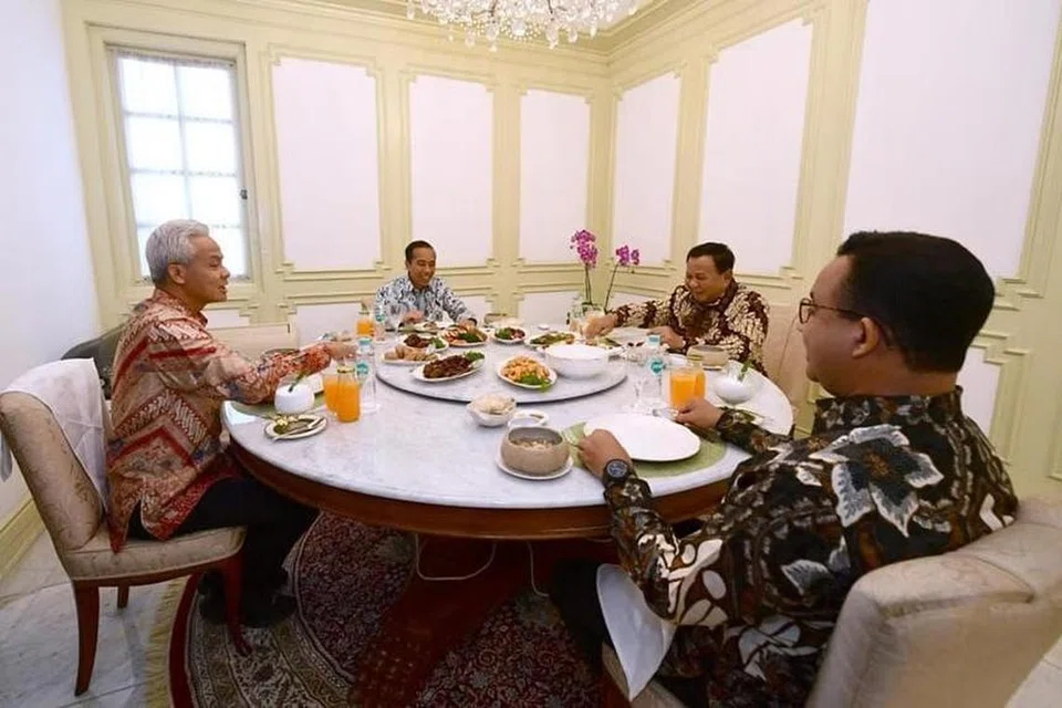 BERSAMA CALON PRESIDEN INDONESIA: Presiden Indonesia, Encik Joko Widodo (dua dari kiri) menjadi tuan rumah dalam sesi makan tengah hari bersama calon Presiden Indonesia (dari kiri), Encik Ganjar Pranowo, Encik Prabowo Subianto dan Encik Anies Baswedan pada Oktober lalu.