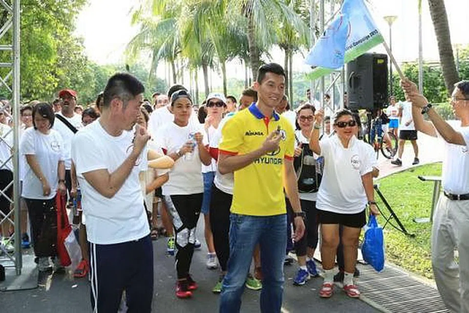 BEBAS ROKOK: Dr Faishal (kanan) melancarkan acara 1 Quit 2015 walkathon. Peserta acara itu berikrar untuk bebas daripada rokok atau membantu keluarga mereka berhenti merokok. - Foto ihsan HPB