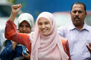 DANA TERHAD: Cik Nurul Izzah Anwar, Anggota Parlimen (AP) Lembah Pantai (depan), dikatakan seharusnya dapat memberi sumbangan lebih besar sepanjang dua tempoh sebagai AP, sekiranya beliau menerima peruntukan sewajarnya daripada kerajaan. - Foto REUTERS