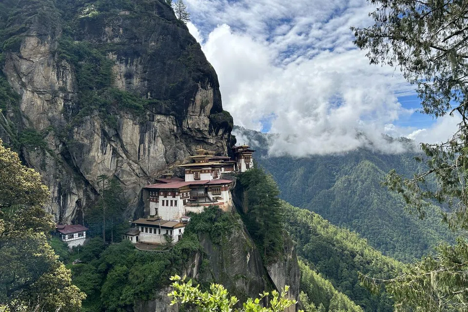 Biara agama Bhudda, ‘Tiger’s Nest’, atau ‘Paro Taktsang’ yang menjadi tempat terkenal untuk didaki.