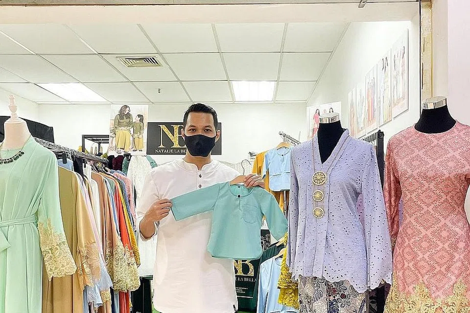 SEWA UNTUK JANGKA PENDEK: Encik Aidil menjual pakaian baju kurung dan kurta di kedai yang disewa untuk jangka pendek di TKC. - Foto ihsan AIDIL ANUARI JALANI