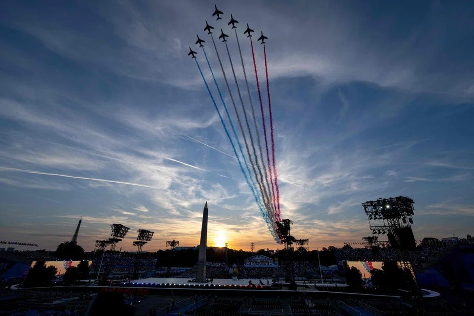 Pertunjukan udara oleh Patrouille de France menghiasi dada langit semasa majlis pembukaan Sukan Paralimpik Paris 2024.