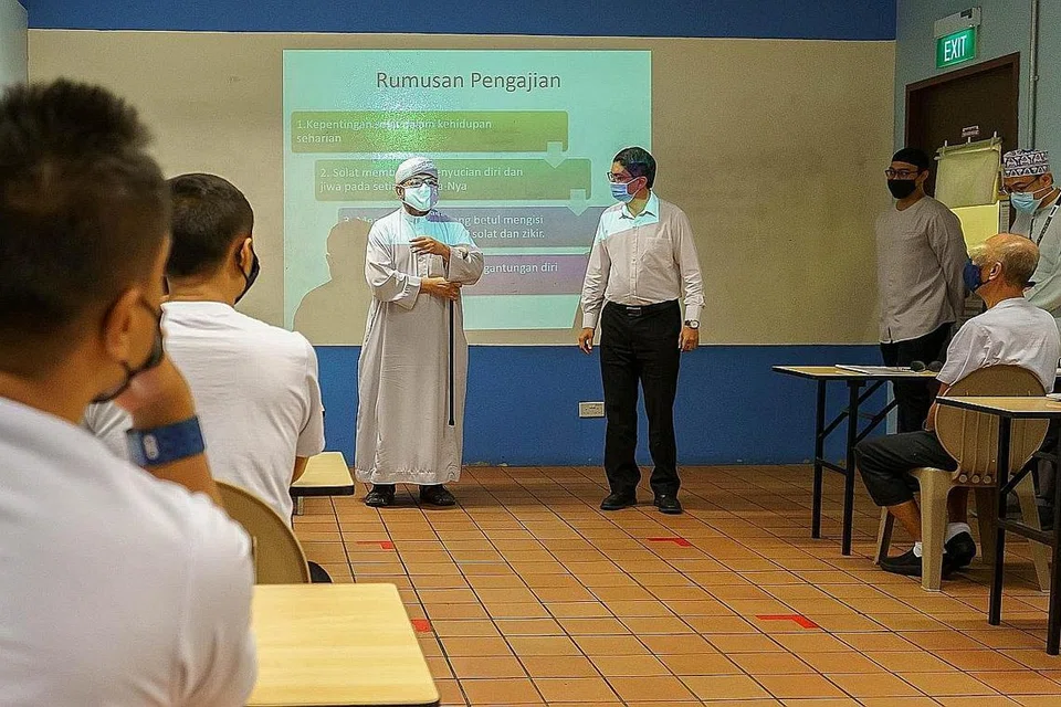 MEMBERI SEMANGAT: Presiden Pergas, Ustaz Mohamad Hasbi Hassan (kiri), bersama Dr Muhammad Faishal Ibrahim memberi kata-kata mutiara kepada pesalah di penjara yang sedang menyertai sebuah program Pergas, Insan Mukmin. - Foto MHA