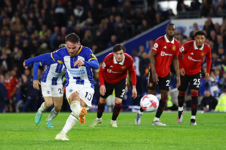 TUNJUK HEBAT: Alexis Mac Allister beraksi sewaktu menentang Manchester United pada Mei lalu. Brighton menang 1-0. Mac Allister menjaringkan gol penalti dalam masa kecederaan.