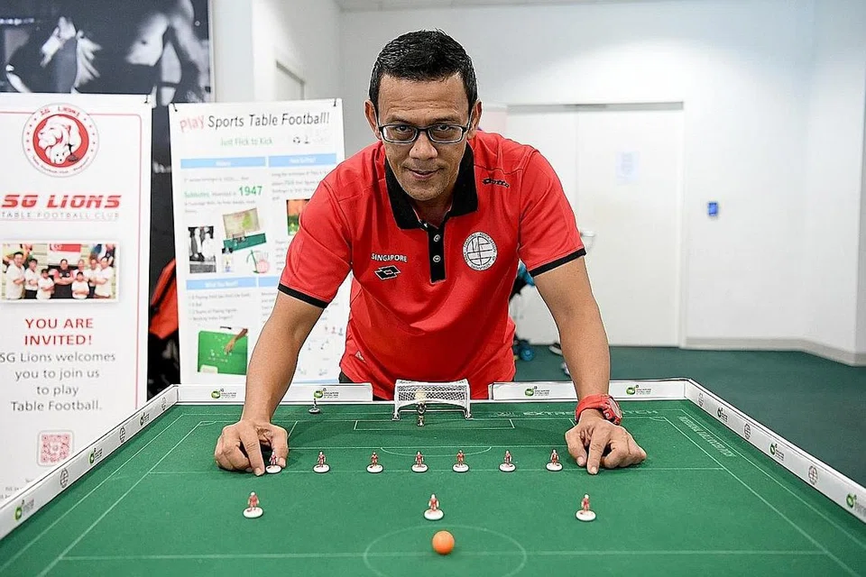 MASIH AKTIF BERMAIN BOLA SEPAK MEJA: Meskipun sudah berusia 51 tahun, Encik Den Mulia masih terus bermain Subbuteo pada waktu lapang.