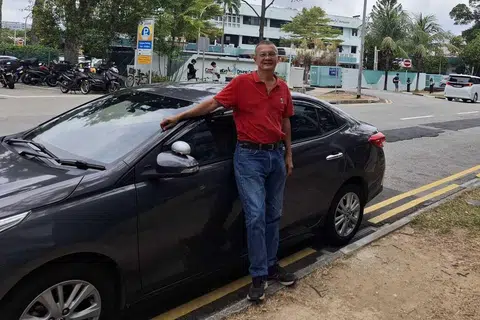 Pakar keselamatan jalan raya dan penggemar kenderaan, Encik Aman Aljunied, telah berkhidmat di Pusat Memandu Keselamatan Singapura (SSDC) selama 38 tahun sebelum menceburi pekerjaan sebagai jurulatih persendirian pada 2023.