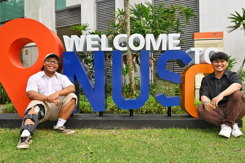 Ketekunan Encik Muhamad Mamfizam Ismail (kiri) dan Encik Salifian Sulaiman memupuk keharmonian sosial dalam kalangan pelajar Kolej NUS telah diiktiraf menerusi penganugerahan Hadiah Izzuddin Taherally 2025 pada 18 Julai.