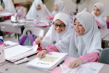 Sebagai madrasah sepenuh masa khusus untuk pelajar perempuan di Singapura, Madrasah Al-Ma’arif Al-Islamiah, menawarkan pendidikan Islam bersepadu daripada peringkat rendah hingga prauniversiti.