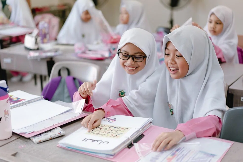 Sebagai madrasah sepenuh masa khusus untuk pelajar perempuan di Singapura, Madrasah Al-Ma’arif Al-Islamiah, menawarkan pendidikan Islam bersepadu daripada peringkat rendah hingga prauniversiti.