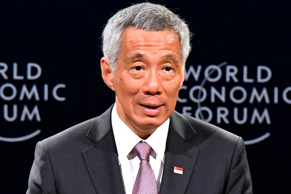 UCAPAN: Perdana Menteri Lee Hsien Loong semasa berucap di Forum Ekonomi Dunia mengenai ASEAN di Pusat Konvensyen di Hanoi. - Foto REUTERS 