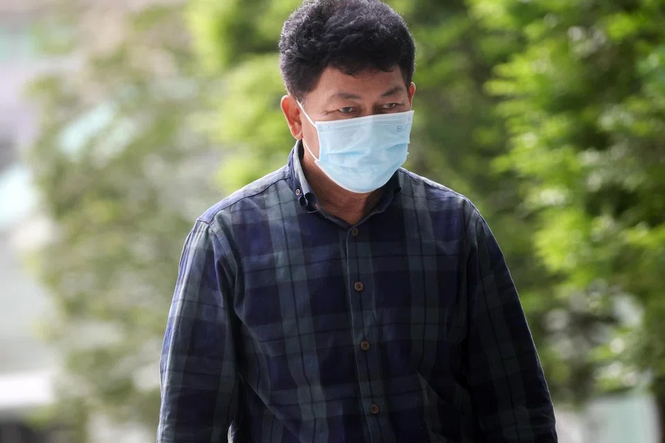 Dua laporan polis dibuat terhadap Mohd Razif Radi kerana didakwa menyentuh seorang wanita dengan cara tidak sesuai. Warga Singapura berusia 67 tahun itu dibicarakan atas satu pertuduhan di bawah Akta Pentadbiran Hukum Islam (Amla) kerana menyebar ajaran yang bertentangan dengan undang-undang Islam.