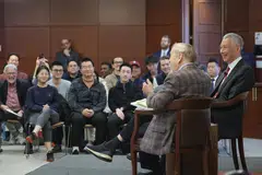Menteri Kanan Encik Lee Hsien Loong (kanan) berucap di Ceramah Edwin L. Godkin tahunan di Sekolah Pemerintah John F. Kennedy di Universiti Harvard di Boston, Massachusetts, pada 13 November.
