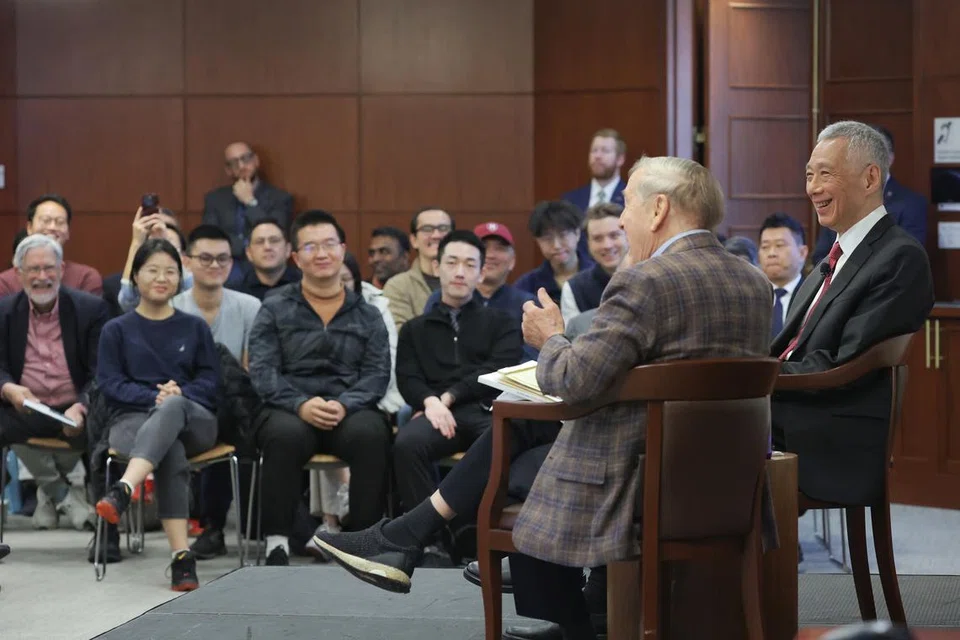 Menteri Kanan Encik Lee Hsien Loong (kanan) berucap di Ceramah Edwin L. Godkin tahunan di Sekolah Pemerintah John F. Kennedy di Universiti Harvard di Boston, Massachusetts, pada 13 November.