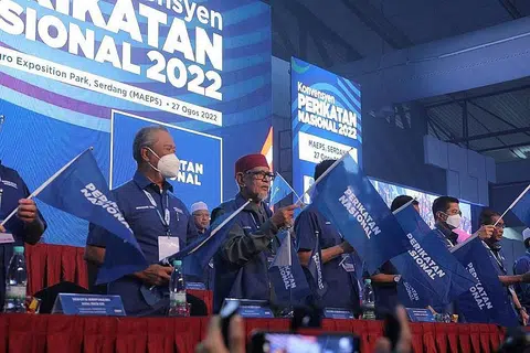 UMUM CALON: Perikatan Nasional (PN) umum senarai calon bagi 169 Parlimen dan 116 kerusi Dewan Undangan Negeri (DUN) untuk berhadapan Pilihan Raya Umum Ke-15 (PRU15) yang bakal berlangsung pada 19 November ini.
