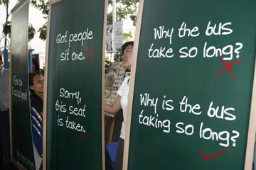 Sikap terhadap ‘Singlish’ berubah saban tahun daripada kebimbangan awal terhadap taraf bahasa Inggeris kepada sokongan yang semakin meningkat sejak kebelakangan ini.