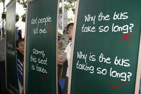 Sikap terhadap ‘Singlish’ berubah saban tahun daripada kebimbangan awal terhadap taraf bahasa Inggeris kepada sokongan yang semakin meningkat sejak kebelakangan ini.
