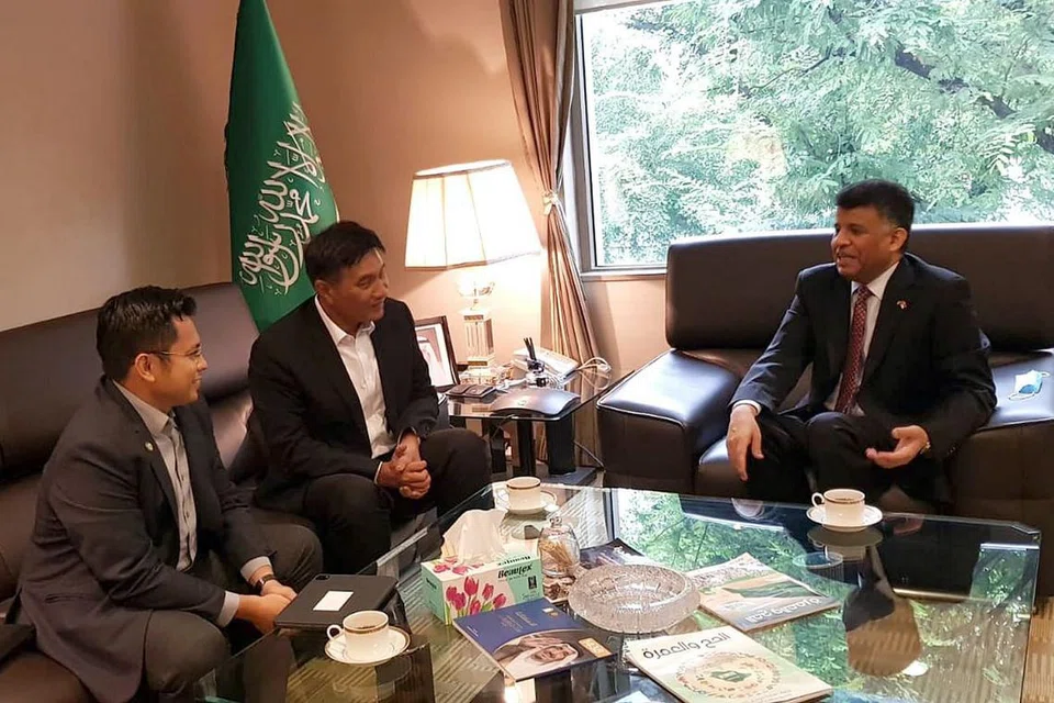 PERBINCANGAN: Encik Abu Bakar Mohd Nor (tengah) dan Encik Azrulnizam Shah (kiri) bertemu dengan Duta Besar Arab Saudi ke Singapura, Encik Saad Saleh Al Saleh semalam. - Foto DPPMS