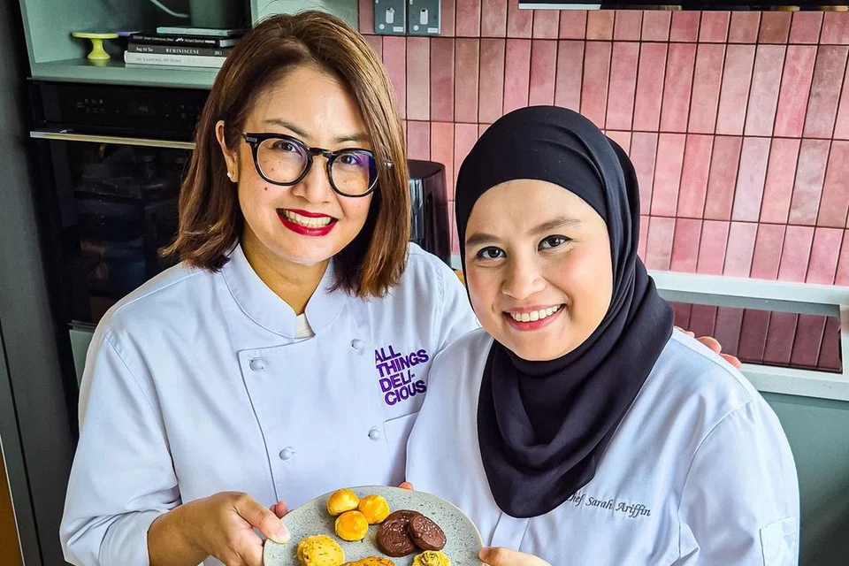 Cef Sarah Ariffin (kanan) bersama Cik Dewi Imelda Wadhwa, pelopor kafe halal popular di Arab Street, All Things Delicious, kini menjalin kerjasama dalam memasarkan produk biskot by Chef Sarah Ariffin.
