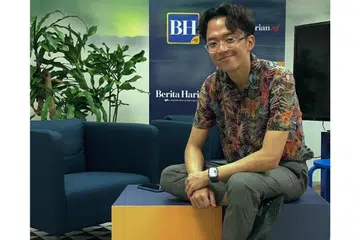 SAHUT CABARAN BARU: Sezairi Sezali seronok bereksperimen dengan gabungan irama 'retro' dan muzik elektronik futuristik bagi lagunya demi memenuhi cita rasa pendengar masa kini yang mendambakan kelainan dengan sentuhan nostalgia. - Foto BM oleh HARYANI ISMAIL 