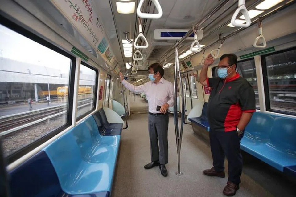 Menteri Pengangkutan Khaw Boon Wan (kiri) dan pengurus perkhidmatan rel, Encik Hamzah Syria, dalam salah satu kereta api generasi pertama Laluan Utara-Selatan dan Timur-Barat (NSEWL) di Depoh Bishan, pada Isnin.