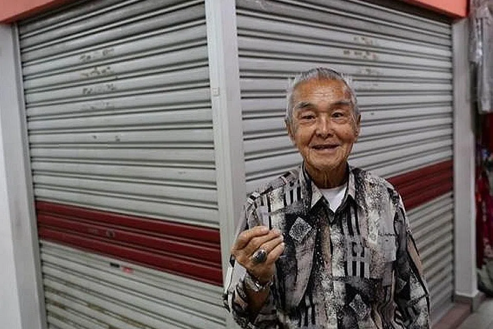 TERUJA MULAKAN NIAGA DI TEMPAT BARU: Dulu peniaga yang mahu dikenali sebagai Encik Tang ini berjaja di Sungei Road, namun kini beliau telah menerima kunci bagi gerainya di Pasar Chinatown.