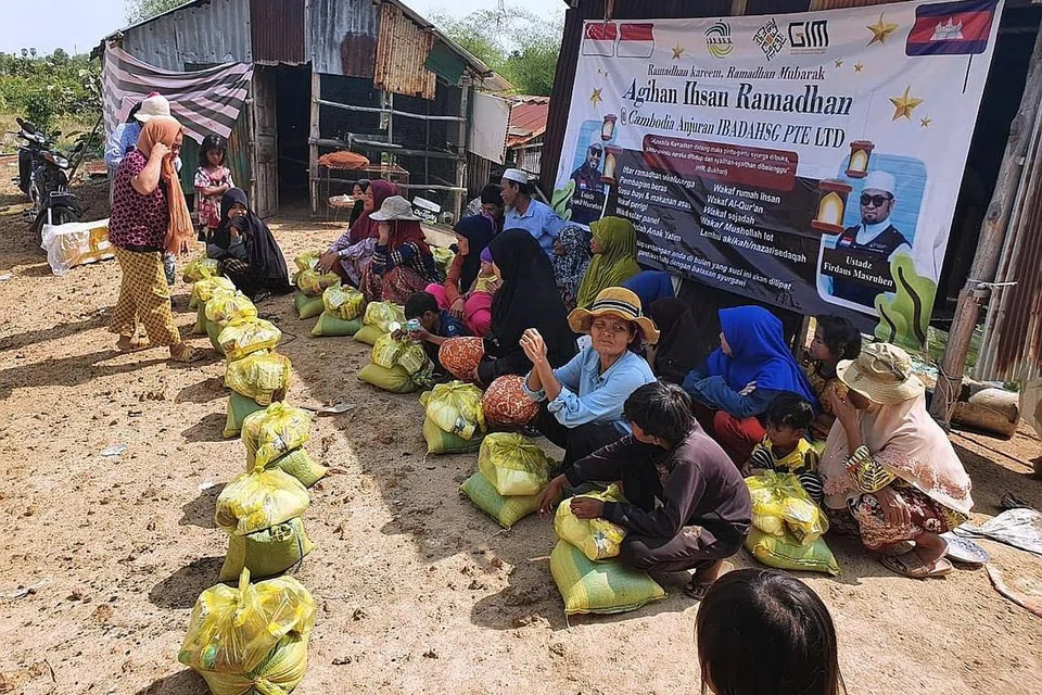 HULUR BANTUAN: Agihan keperluan asas kendalian IbadahSg untuk golongan fakir miskin di Kemboja dalam Ramadan baru-baru ini. - Foto IBADAHSG