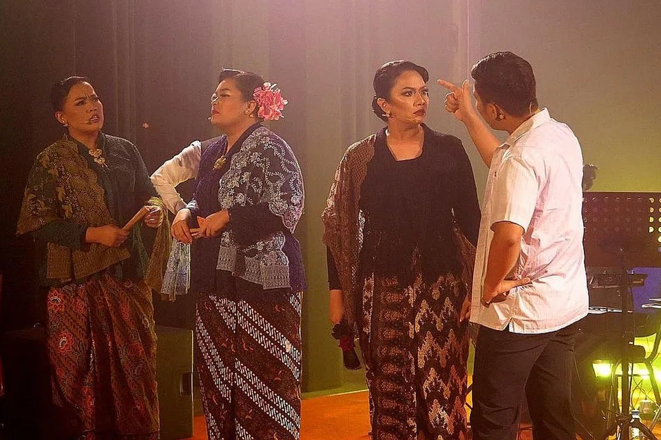 PERJUANGAN SENI SEORANG WANITA: Aktivis seni, Awal'liyah Ja'afar (dua dari kanan) memainkan watak utama sebagai Ainun. Beliau juga telah menulis naskhah pentas Copa Cabana dan juga mengarahnya. 