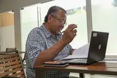 USIA HANYA ANGKA: Walaupun sudah menjangkau 55 tahun, Encik Mustaffa masih berusaha mencapai impiannya menjadi seorang kaunselor untuk memberi kembali kepada masyarakat. - Foto BH oleh YONG LI XUAN
