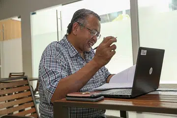 USIA HANYA ANGKA: Walaupun sudah menjangkau 55 tahun, Encik Mustaffa masih berusaha mencapai impiannya menjadi seorang kaunselor untuk memberi kembali kepada masyarakat. - Foto BH oleh YONG LI XUAN