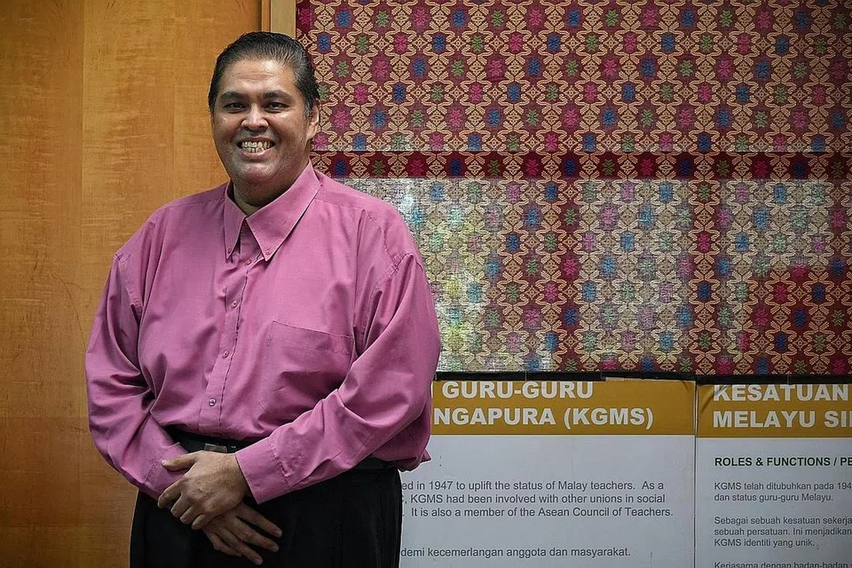 BINTANG KOMRAD: Cikgu Abdul Malek Ahmad yang berkhidmat sebagai Setiausaha Agung KGMS sejak 2006, menerima Bintang Komrad Pekerja dalam Anugerah Hari Pekerja atas dedikasi dan sumbangannya sebagai pemimpin kesatuan. - Foto BH oleh KUA CHEE SIONG