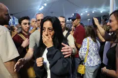 Einav Zangauker, ibu kepada tebusan Matan Zangauker, kelihatan sebak ketika orang ramai meraikan pengumuman perjanjian damai di Dataran Tebusan, Tel Aviv, Israel pada 9 Oktober 2025. Presiden Amerika Syarikat, Donald Trump, mengumumkan bahawa Israel dan Hamas telah bersetuju dengan fasa pertama pelan damai Gaza. Perjanjian itu merangkumi pembebasan tebusan Israel dan tahanan Palestin, pengunduran tentera Israel serta penghantaran bantuan kemanusiaan ke Gaza.