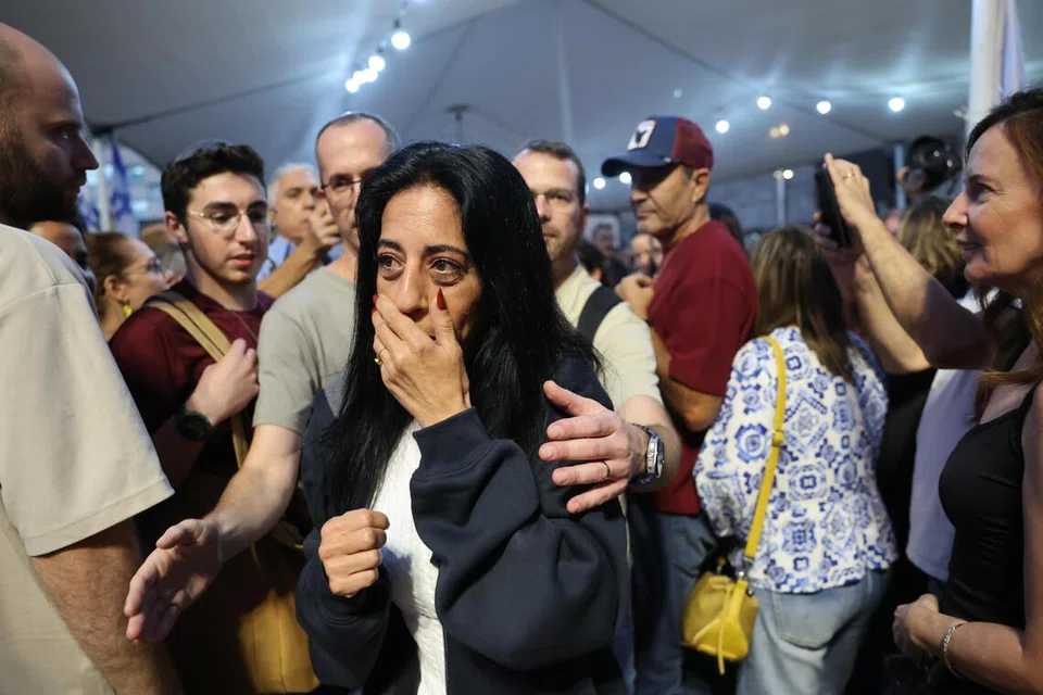 Einav Zangauker, ibu kepada tebusan Matan Zangauker, kelihatan sebak ketika orang ramai meraikan pengumuman perjanjian damai di Dataran Tebusan, Tel Aviv, Israel pada 9 Oktober 2025. Presiden Amerika Syarikat, Donald Trump, mengumumkan bahawa Israel dan Hamas telah bersetuju dengan fasa pertama pelan damai Gaza. Perjanjian itu merangkumi pembebasan tebusan Israel dan tahanan Palestin, pengunduran tentera Israel serta penghantaran bantuan kemanusiaan ke Gaza.