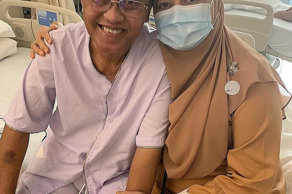 KEMBALI BERSUA: Encik Abdul Rashid Sahari dan Cik Safiah Rawi bersemuka buat kali pertama semalam sejak terpisah pada 4 Disember apabila Encik Rashid dimasukkan ke hospital di Jakarta. - Foto HAIKEL FAHIM