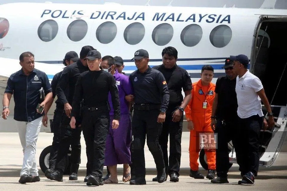 Suspek kes tembak di Lapangan Terbang Antarabangsa Kuala Lumpur (KLIA), Hafizul Hawari, 38 tahun (berbaju ungu) dikawal ketat polis selepas diterbangkan dari Kota Bharu, Kelantan untuk dibawa ke Ibu Pejabat Polis Kontinjen (IPK) Selangor di Shah Alam bagi siasatan lanjut.