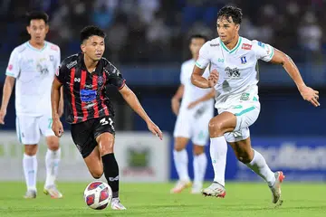 MENYERLAH: Meskipun mengaku beliau kurang tahu tentang Liga Thai, Ikhsan (kanan) tidak memerlukan masa yang lama untuk menyesuaikan diri dengan saingan di sana. - Foto BG PATHUM / FACEBOOK