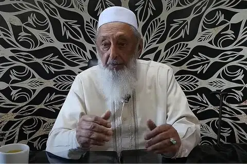 PENGARUH DALAM TALIAN: Warga Singapura, Radjev Lal Madan Lal, dikatakan menjadi radikal selepas terpengaruh oleh ajaran seorang pendakwah radikal dari luar negara, Imran Hosein (gambar atas), dan percaya dia perlu menyertai pengganasan bersenjata terhadap 'musuh' Islam, menurut Jabatan Keselamatan Dalam Negeri (ISD) sebelum ini. - Foto tangkap layar YOUTUBE