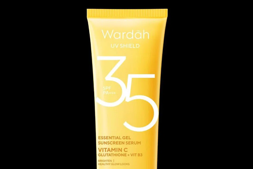 Wardah UV Shield Essential Gel Sunscreen SPF 35 PA+++ adalah gel pelindung dengan SkinBoost DNA™ untuk perlindungan maksimum terhadap sinar UV hingga tingkat DNA.