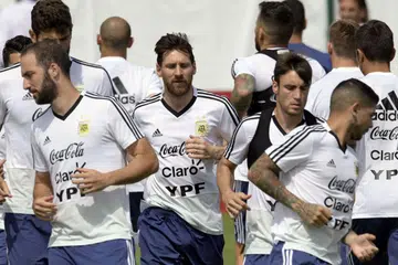 TIDAK BOLEH DIKETEPIKAN: Pemain handalan Argentina, Lionel Messi (tengah) yang sedang menjalani latihan dengan rakan sepasukan tidak boleh diketepikan semasa menentang Nigeria kelak. - Foto AFP 