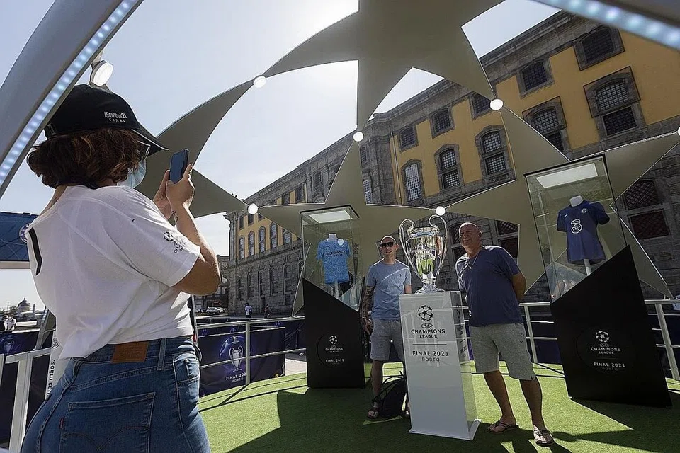 KENANGAN: Peminat mengambil gambar trofi Liga Juara-Juara Eropah di Porto, Portugal. - Foto EPA-EFE 